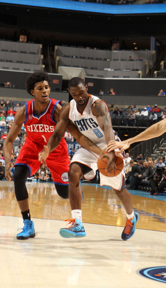 前一刻还在与民众招手，妻子抱着他大哭不止（刚才还对民众挥手致意，妻子此刻抱着他泣不成声）